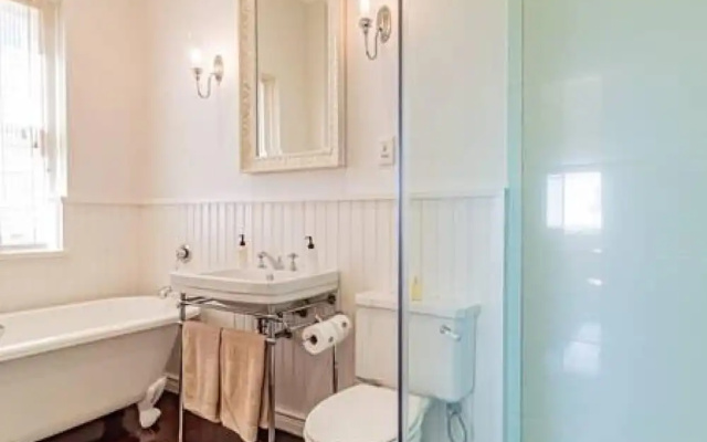 Lovely Holiday Home w Private Courtyard Six Selbourne