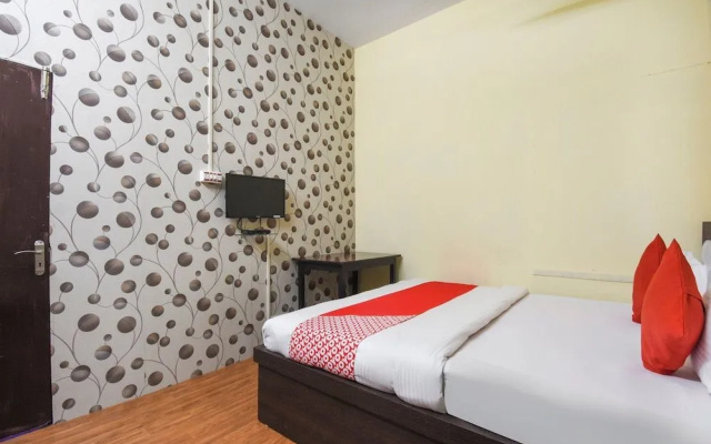 OYO 49183 Meera Guest House