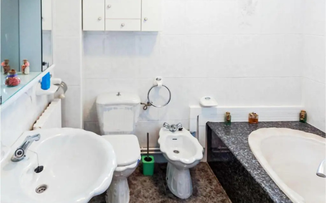 Amazing apartment in Fisterra with 4 Bedrooms and WiFi