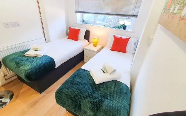 Impeccable 4-bed House in Cheltenham