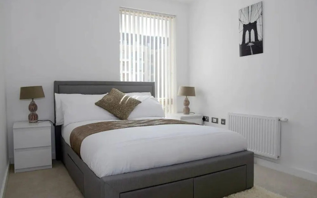 Near Dlr Station-family-sleeps 4-pets-parking