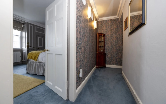 JOIVY Eclectic & Design Led 3Br Apt Near Edinburgh Castle