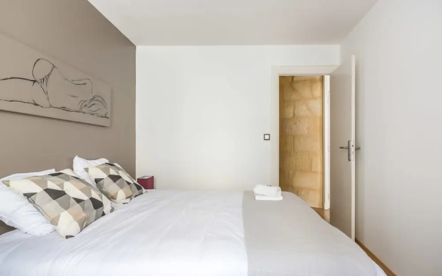 Cozy 3BR Apartment in Capucins, Bordeaux