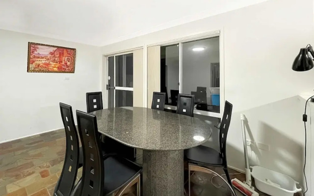 Metawise Cozy Family Room3 in Shared Home Free Parking