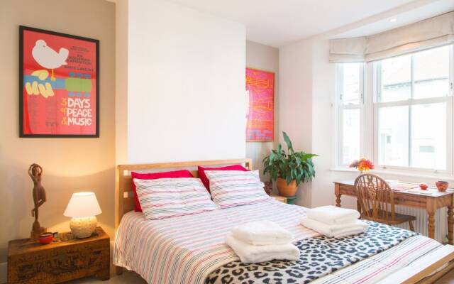 Отель Cheerful Victorian Home in Charming Hanover комната для гостей