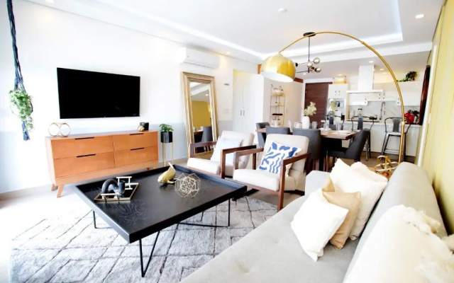 RealLuxe Stylish apartment with pool and gym