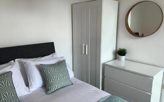 Chertsey - Beautiful 2 Bedroom Penthouse