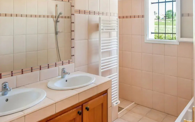 Spacious Holiday Home in Aigues Vives