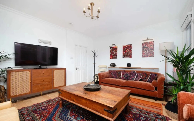 Charming 3-bedroom Flat in Prime Location