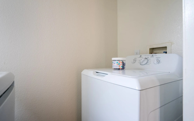 WanderJaunt | Emerald St Townhomes