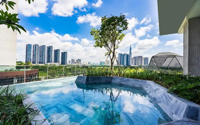 The Crest Residence Luxury by Metropole