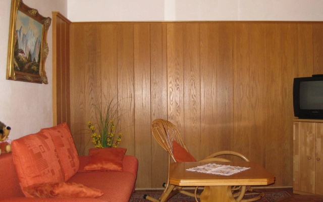 Cosy Apartment with Terrace, Garden, BBQ, Deckchair, Heating