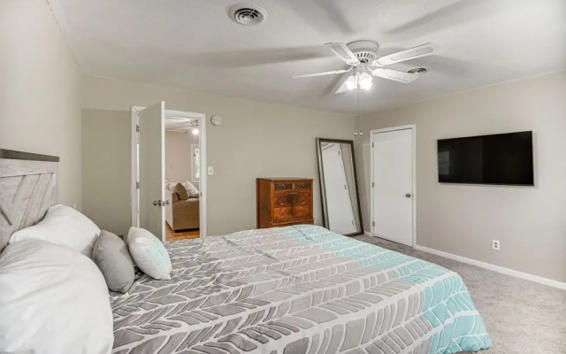 Pet-friendly Virginia Beach Abode w/ Deck & Grill!