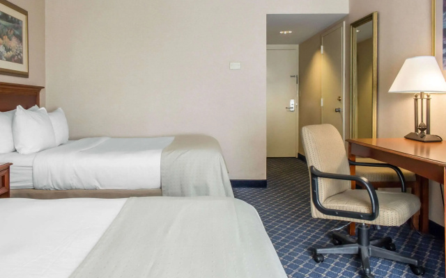 Clarion Hotel & Conference Center Ronkonkoma MacArthur Airport