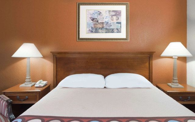 Super 8 by Wyndham Taylorville IL