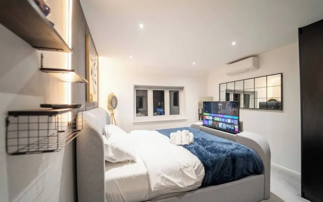 Luxury Retreat, Hot Tub, SK Massage Bed & Tesla