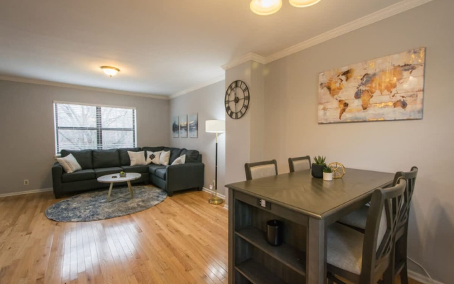 Walkable 2BR Condo Near Greenway Mission