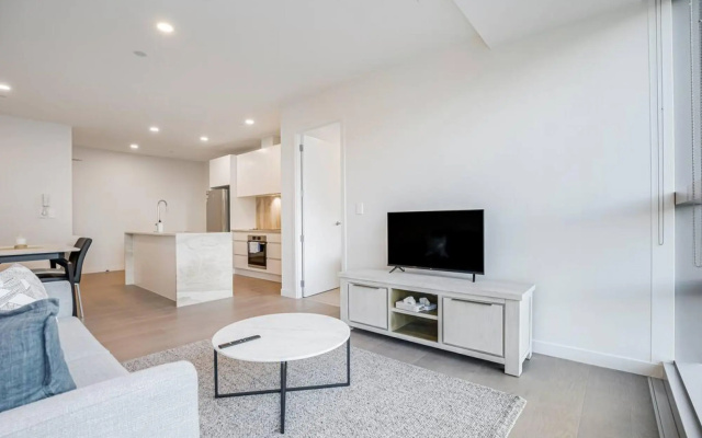 Modern Bright Central Apartment by Zodiak Stays