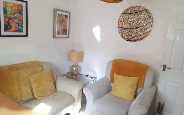 1-bed Seaside Retreat - Sleeps 2, Parking & Garden
