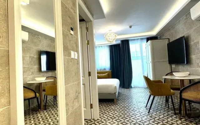 Balcony Hotel