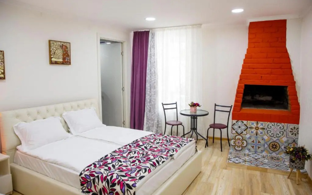 3 Rooms Hotel