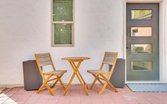 4 Mi to Dtwn Phx: Couples Escape w/ Shared Patio