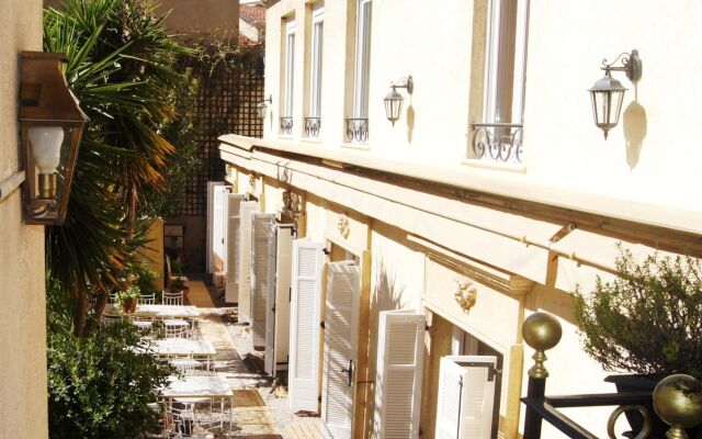 Отель Ruc Hôtel Cannes вид на фасад