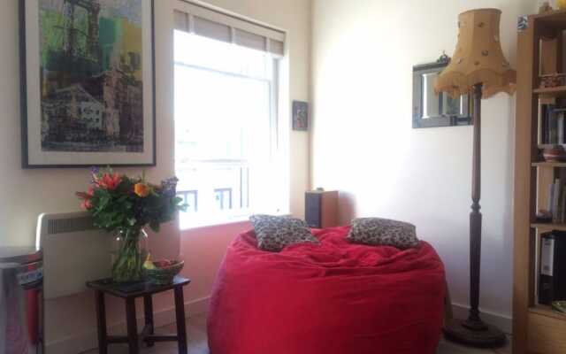 Апартаменты Modern 1 Bedroom Apartment in Holloway комната для гостей