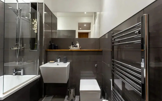 Spacious 2 Bedroom House Near The Meadows