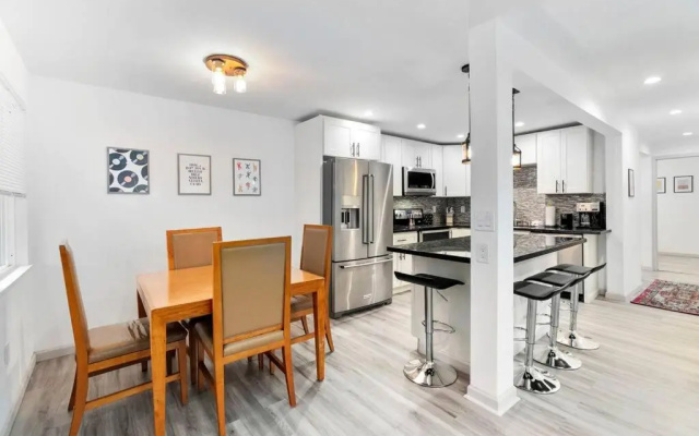 Hillside in Seattle - well appointed