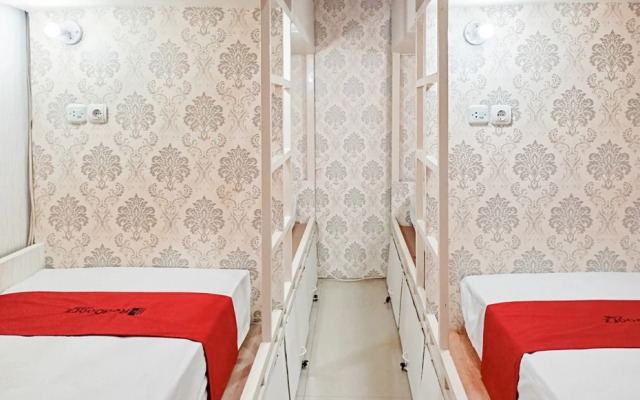 RedDoorz Hostel @ Luna Bunkbed Malioboro