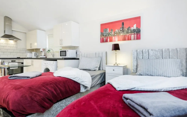 Studio Flat in Bedford Near Hospital & Stations