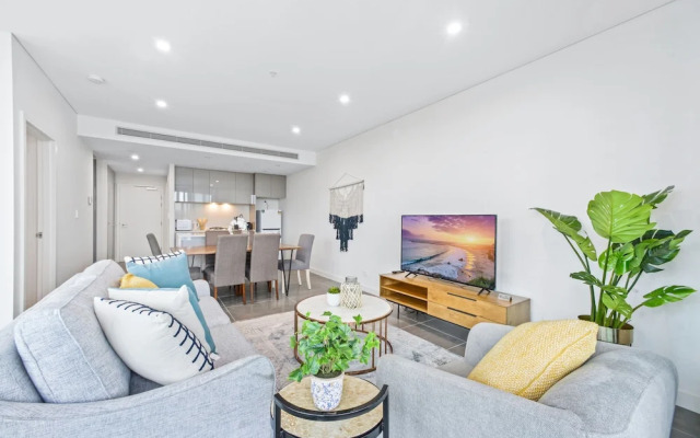 HomeHotel Luxury Apt with Shopping Mall Downstairs