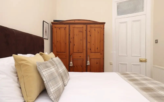 JOIVY Stunning Ground-floor 2bedrm New Town Apt