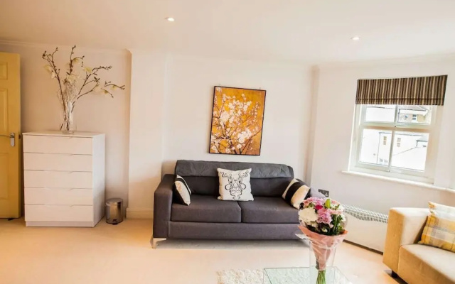 1bed Sleeps 4 in West Kensington 7mins to Tube