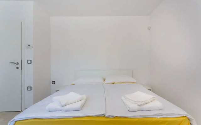 Apartment and Room Marija
