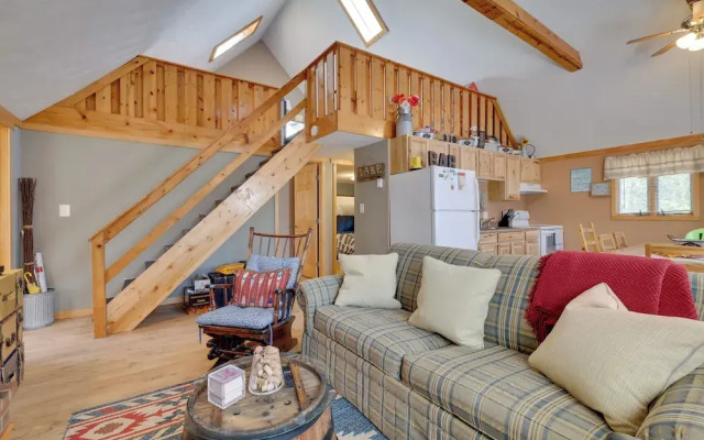 Walk to Beach: Pocono Lake Cabin w/ Pool Access!