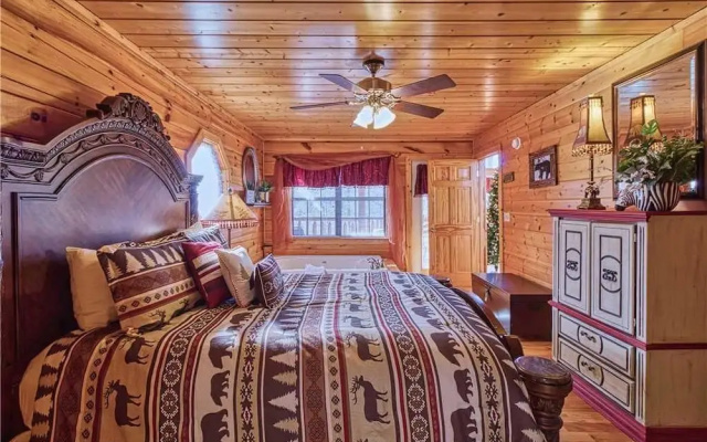 Kissing Retreat - Two Bedroom Cabin