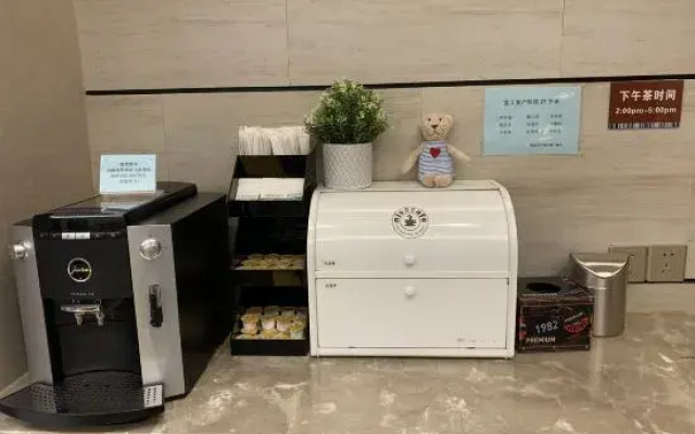 Home Inn Plus (Beijing South Railway Station South Square)