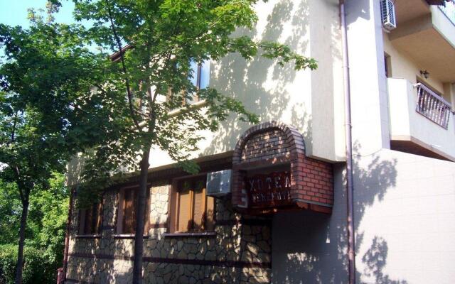 Отель Fenerite Family Hotel Болгария, Тырговиште - отзывы, цены и фото номеров - забронировать отель Fenerite Family Hotel онлайн вид на фасад