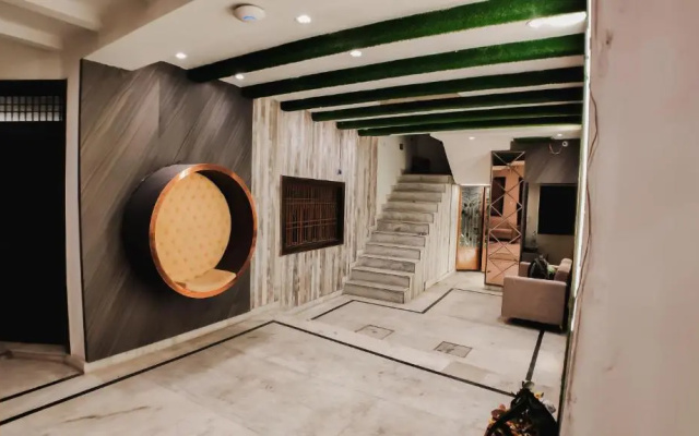 Lucky Restaurant And Guest House