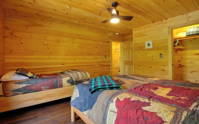 Londonderry Chalet w/ Deck, Fire Pit & Views!