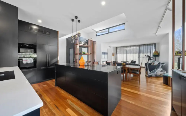 Luxurious 2-bed: Pool, Lift, Dining
