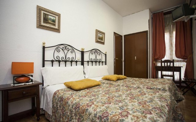 Отель Hostal Armesto Испания, Мадрид - 1 отзыв об отеле, цены и фото номеров - забронировать отель Hostal Armesto онлайн комната для гостей