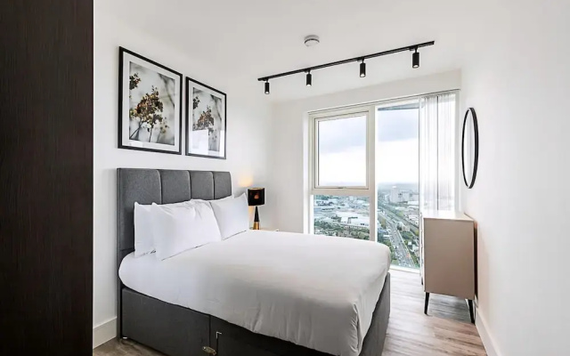 Modern Sky-High Flat In North Acton