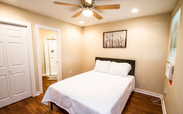One Bedroom Apartment Near Downtown with Sleeper