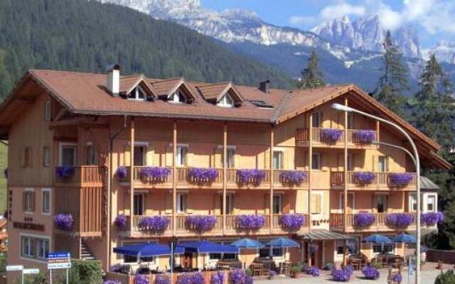 Hotel Vallechiara вид на фасад