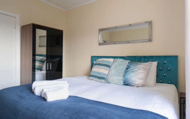 Novelty Suites - Powis Circle