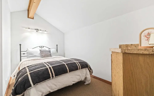 Scenic 1 Bedroom W/loft at Mount Bachelor Resort!