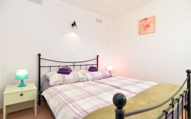 Apartment 669